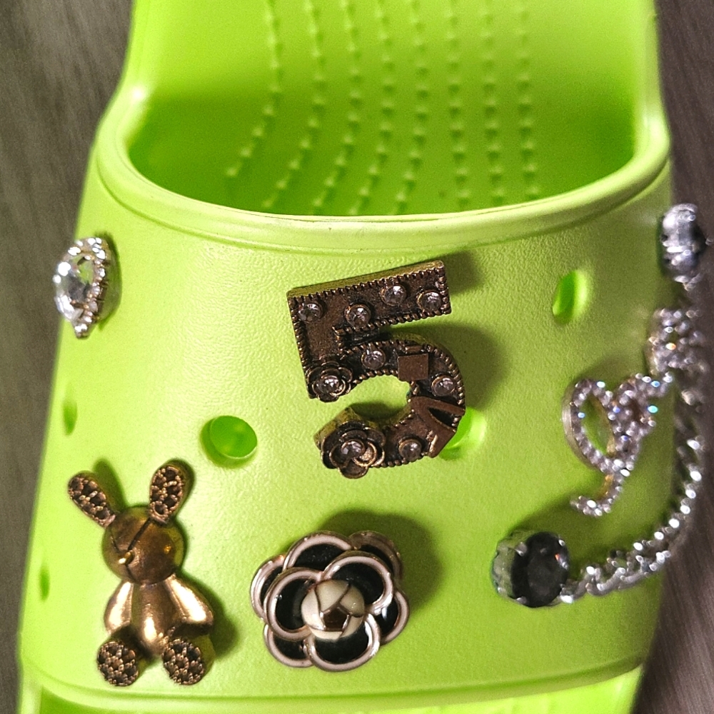 LUXE CROC CHARMS (Incl Gold#5,Flower, Bunny, Butterfly Etc. 14/15 Total)